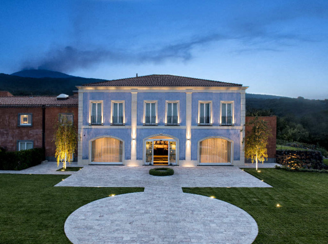 Facciata esterna notturna